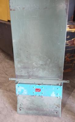Roach flat to incline grinder feed conveyor magnetic plate