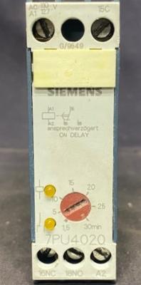 Siemens 7PU4020-5AJ20 Time Delay Relay